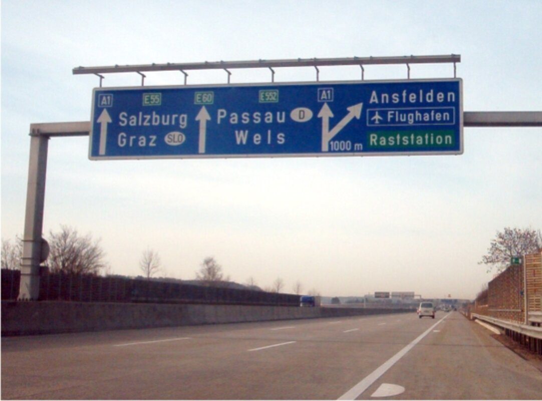 Schilderbrücke über einer Autobahn mit Wegweisern